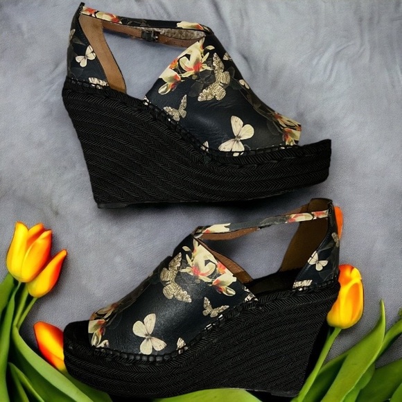 Givenchy: Floral-Print Wedge Leather Wedge Sandals - Picture 3 of 6